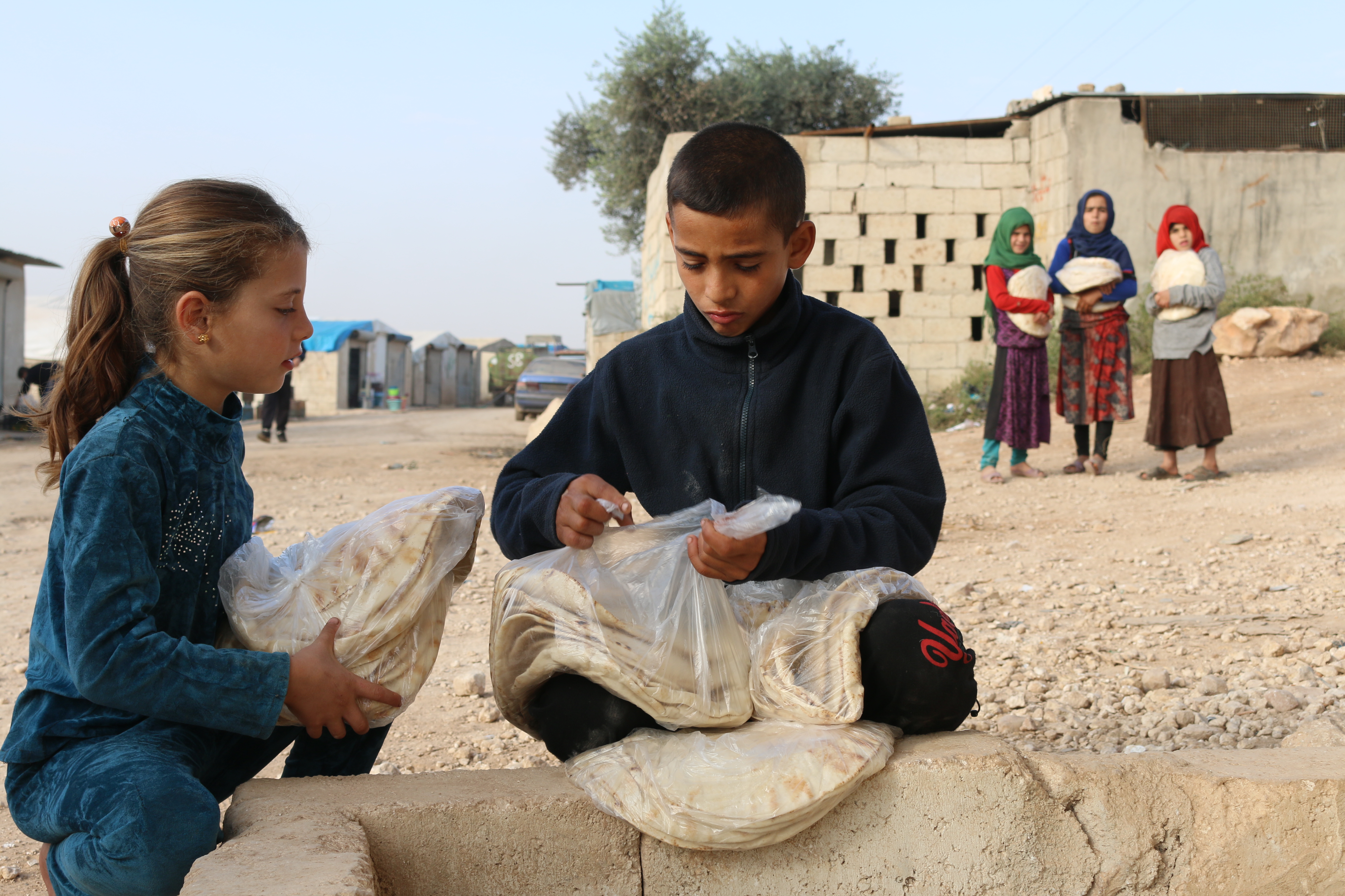 آلاف الأسر في المخيمات تنتظر حملة دفئاً وسلاماً