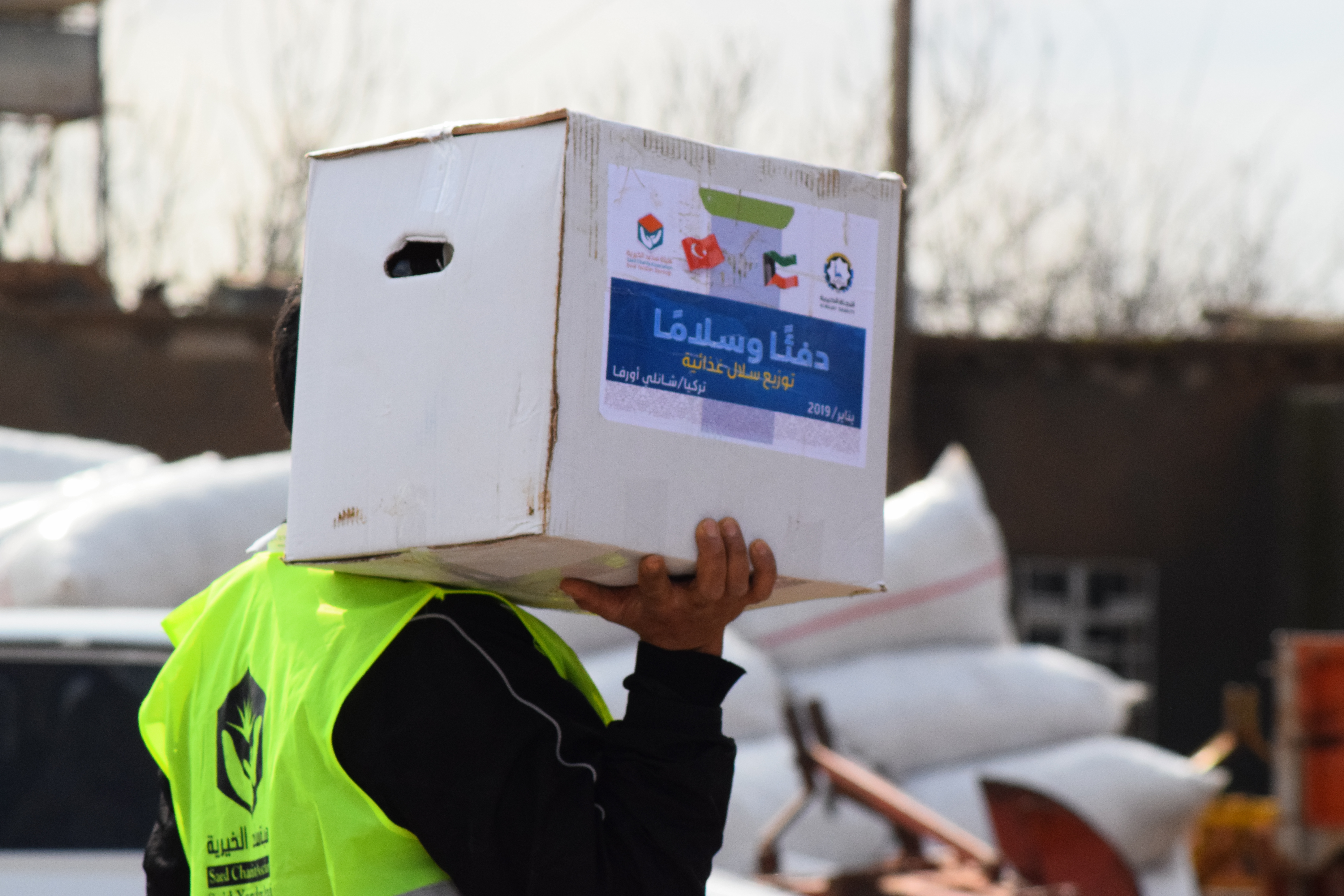 آلاف اللاجئين ينتظرون حملة دفئاً وسلاماً