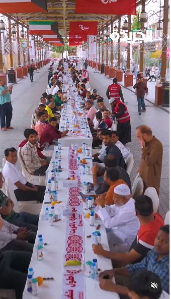 النجاة الخيرية تقيم أطول مائدة إفطار صائم بالمباركية